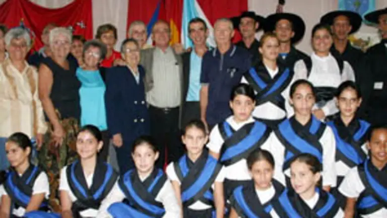  Jos&eacute; Garc&iacute;a &ndash;en el centro&ndash; festej&oacute; con la comunidad.