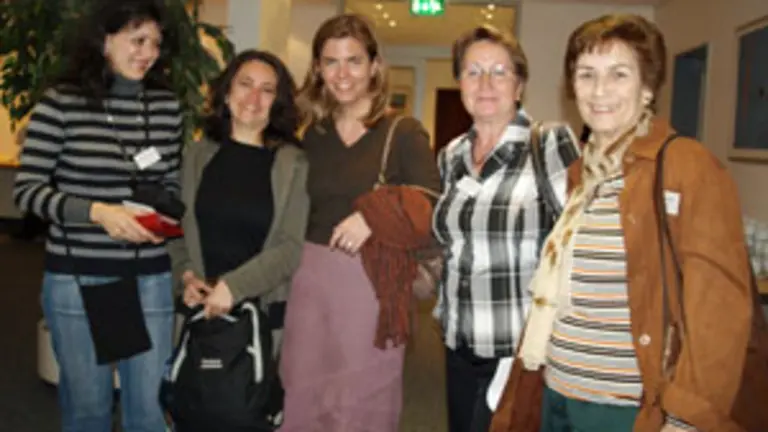 Victoria Cristóbal –en el centro–, junto a otras participantes en un anterior seminario de la Coordinadora en Alemania.