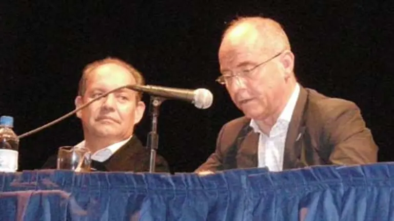 El secretario xeral de Emigraci&oacute;n, Santiago Camba, durante su intervenci&oacute;n, junto al presidente de la Hermandad Gallega, Antonio Pi&ntilde;&oacute;n.