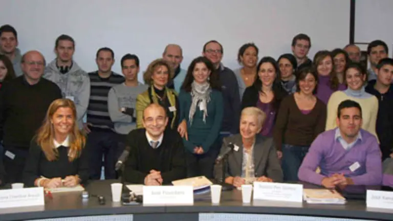  Foto de familia de autoridades y asistentes al seminario.