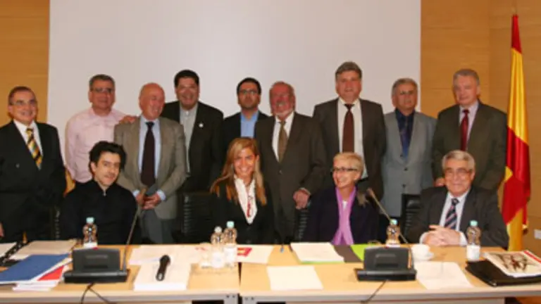   Victoria Cristóbal y Susana Peri, con los representantes de los CRE de Alemania.