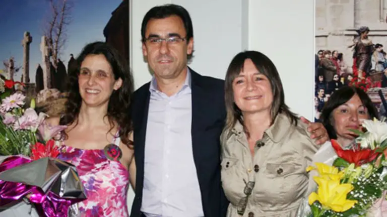  Martínez Maíllo entregó un ramo de flores a las presidentas de la Federación de Sociedades Castellanas y Leonesas, Julia Hernando, y del Centro Zamorano de Buenos Aires, Florencia Calvo.