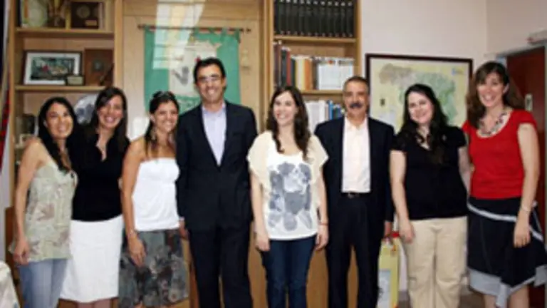  Martínez Maíllo y Bermúdez posan tras la reunión con las jóvenes del Centro Zamorano de Buenos Aires.