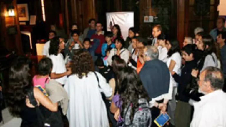  Ruy Far&iacute;as dirige una de las visitas guiadas en el MEGA, en la Noche de los Museos.