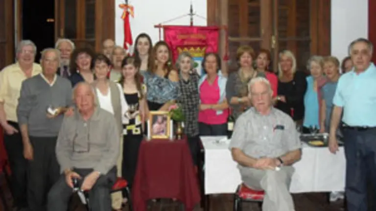 Madrileños en Rosario posan con la imagen de la Virgen el día de la celebración de la fiesta de la patrona de Madrid.