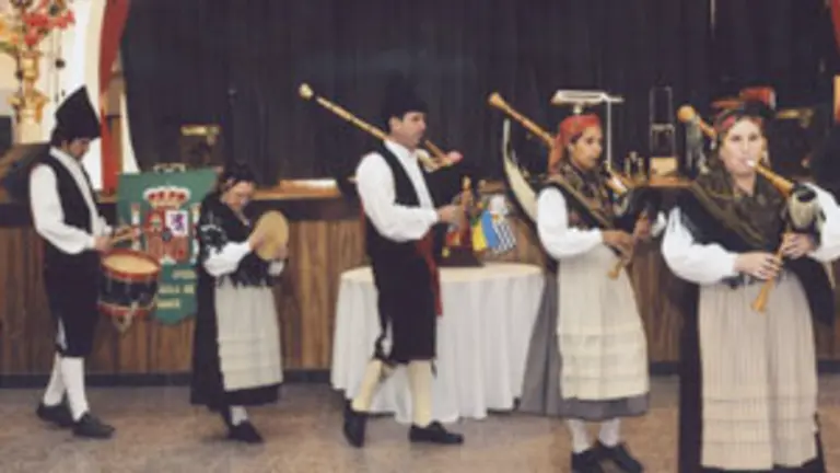  La danza espa&ntilde;ola estuvo representada por el ballet de la Sociedad y el conjunto de gaitas &lsquo;Ra&iacute;ces Asturianas&rsquo;.