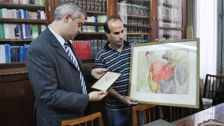  L&oacute;pez Dobarro pudo observar dos ilustraciones originales de Castelao.