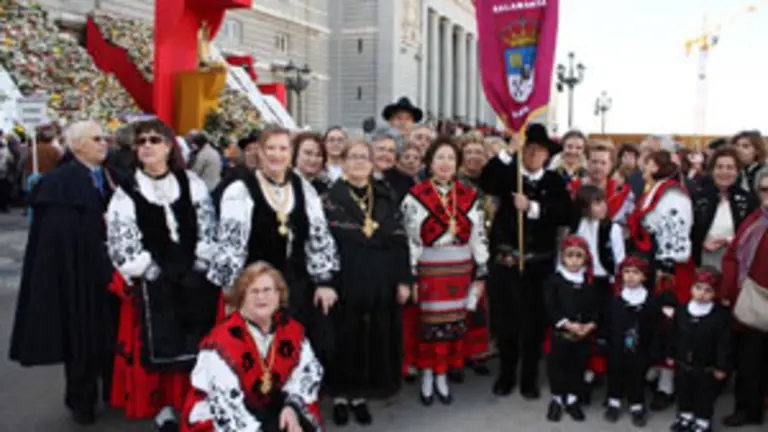  Un grupo de salmantinos, con el traje típico, durante la procesión hacia la Catedral de Madrid.