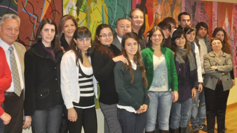  Félix Colsa posa con los jóvenes argentinos participantes en el Programa Raíces. 