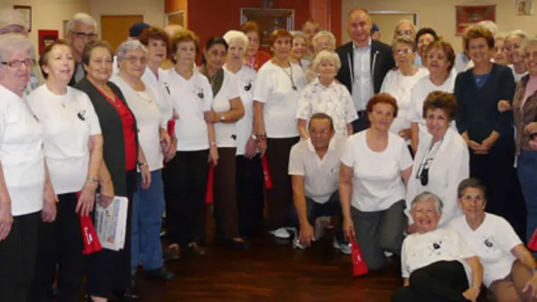  El secretario xeral de Emigraci&oacute;n posa con los usuarios del Centro de D&iacute;a que funciona en la HGV.