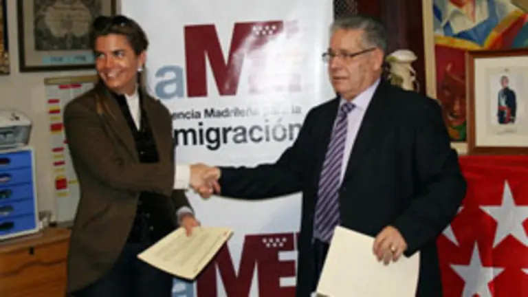 Victoria Cristóbal y Luis Roldán, presidente de la Casa de Madrid en Francia, durante el acto de constitución de la entidad.