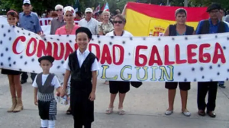  Integrantes de la colectividad gallega en Holgu&iacute;n, durante los festejos.