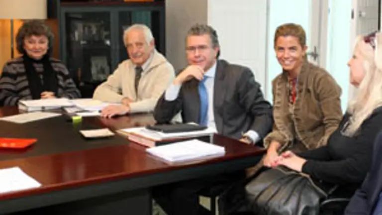 Francisco Granados -en el centro- y Victoria Cristóbal, con algunos de los participantes en el programa.