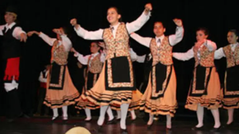  Los ni&ntilde;os y j&oacute;venes de la &lsquo;Escuela de Danza&rsquo;, durante su actuaci&oacute;n.