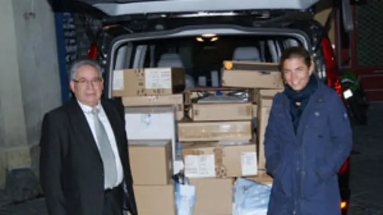 Victoria Cristóbal y Luis Iglesias con los ordenadores donados por la AME.