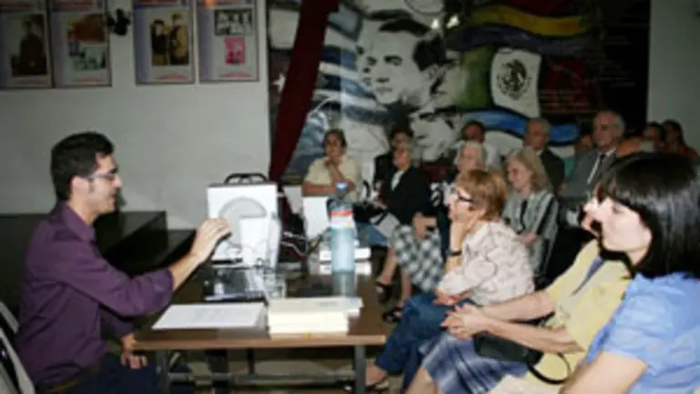 Diego Pardo Amado, durante su disertaci&oacute;n en la &lsquo;Federaci&oacute;n de Sociedades Gallegas&rsquo; de Buenos Aires.