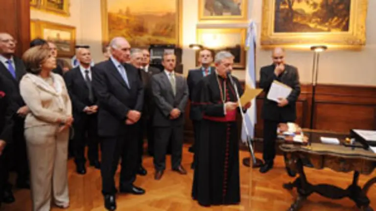  Monse&ntilde;or Bernardini, durante su discurso ante los asistentes, entre los que se encontraba Fernando de la R&uacute;a.