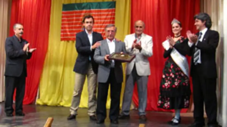  Fernando Martínez Maillo entregó una placa a Pérez Pinar.