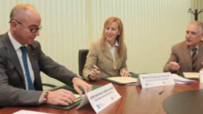  Santiago Camba y Marta Gonz&aacute;lez, durante la firma del acuerdo, la pasada semana.