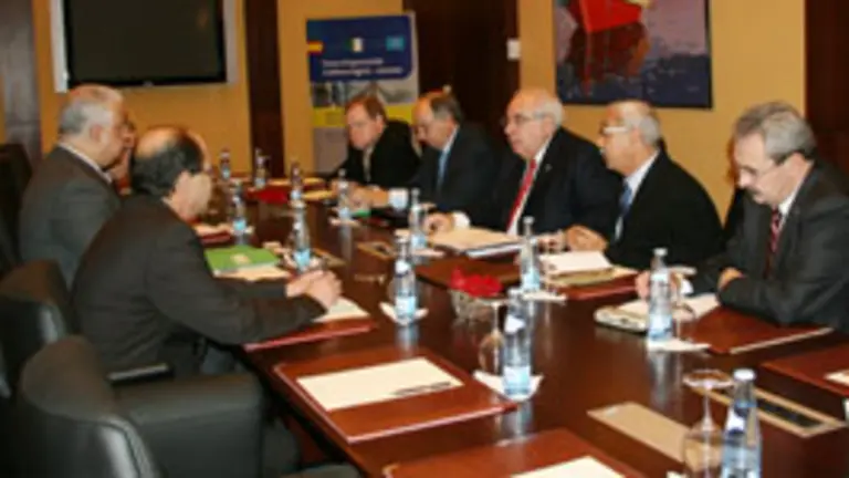  &Aacute;lvarez Areces, en una de las reuniones celebradas en el pa&iacute;s africano.