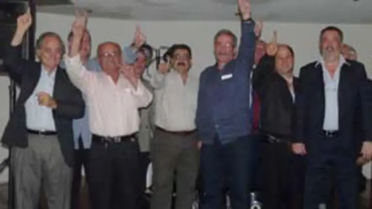  Carlos Carreira Quintas &ndash;centro&ndash; hace el &lsquo;1&rsquo; de la Galaica, al igual que los integrantes de la Coordinador y parte de sus compa&ntilde;eros de plancha.