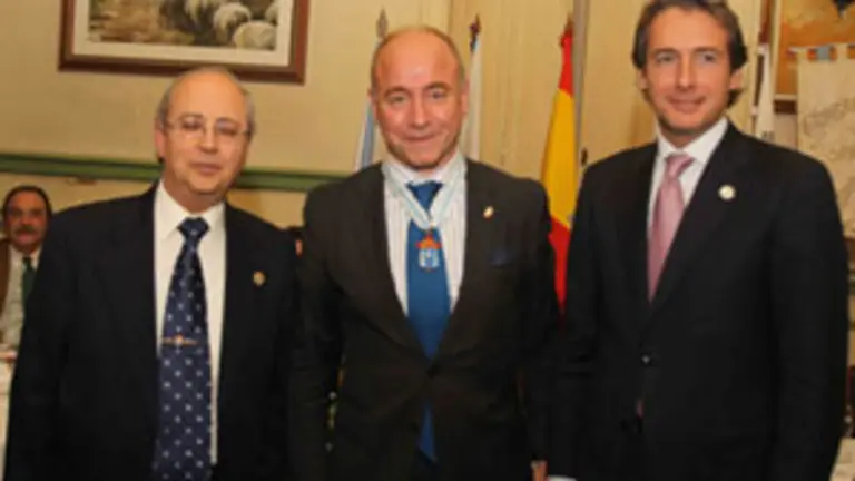  Santiago Camba, flanqueado por el presidente del Centro Gallego y el alcalde de Santander. 