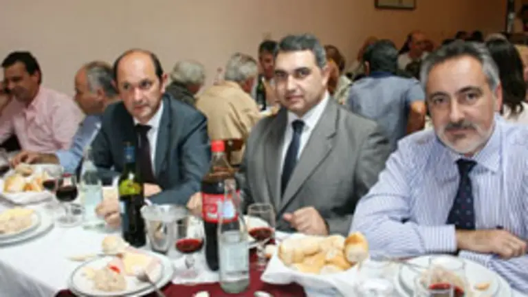  Rafael Louz&aacute;n, Luis Aragunde y Jos&eacute; Manuel Cores Tur&iacute;s presidieron la comida en el Centro Lal&iacute;n.