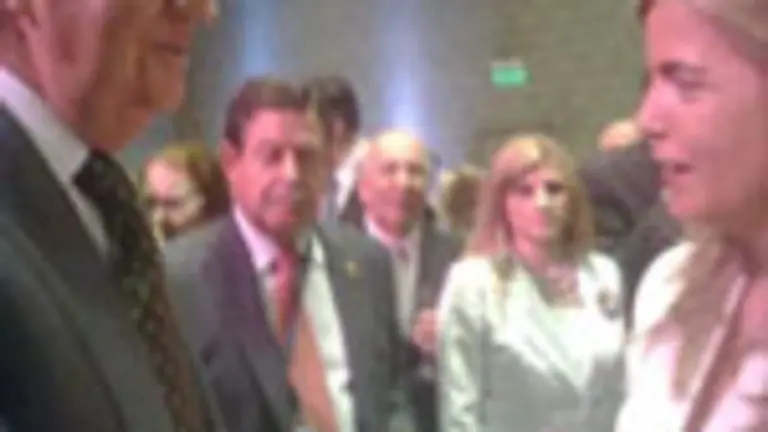 Victoria Cristóbal saluda a Don Juan Carlos durante la recepción en Mar de Plata.