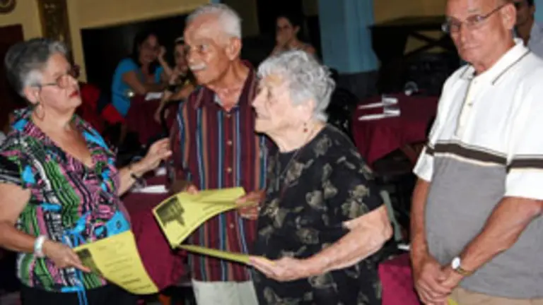  Fraile Romero entreg&oacute; diplomas a los miembros de m&aacute;s a&ntilde;os.