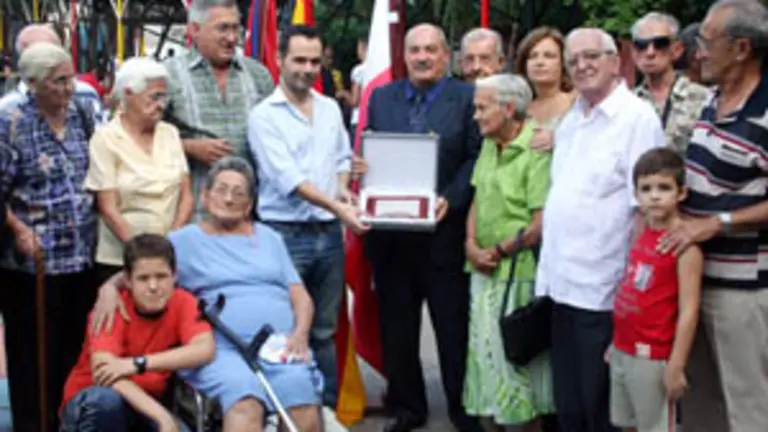 Alberto García Cerviño entregó una placa a Reynaldo Rojas enviada por el Gobierno de Cantabria.