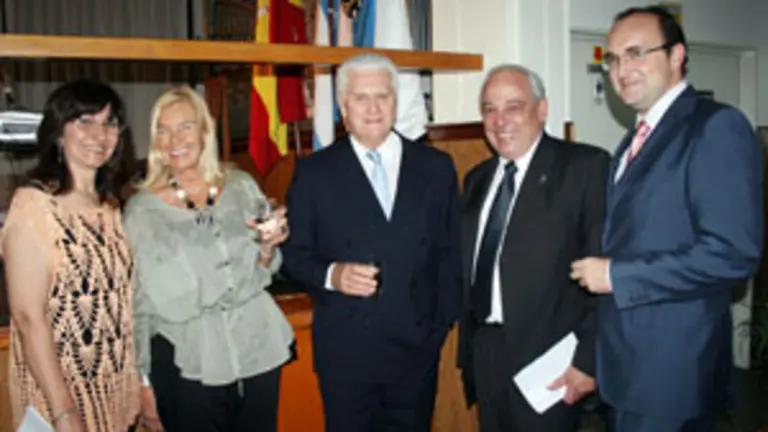 Avelino Porto y su esposa posan junto al presidente de AEGA, Rafael Osvaldo, y el consejero de Trabajo de la Embajada, Julio Olmos.