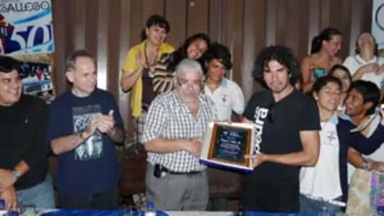  Manuel Sinde Porto, presidente del CGPLC, hace entrega a &Oacute;scar Cobos Mart&iacute;nez, en compa&ntilde;&iacute;a de su Junta Directiva, y de los j&oacute;venes de la entidad.