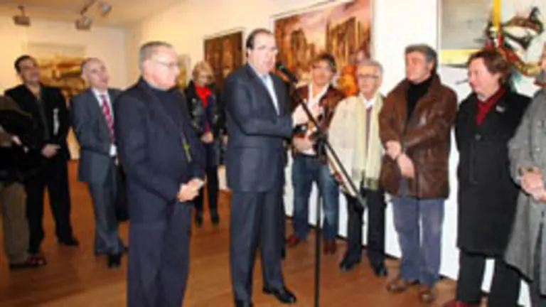  Juan Vicente Herrera inaugura la exposición ‘Pintores palentinos’, que organiza la Fundación Hombres Nuevos.
