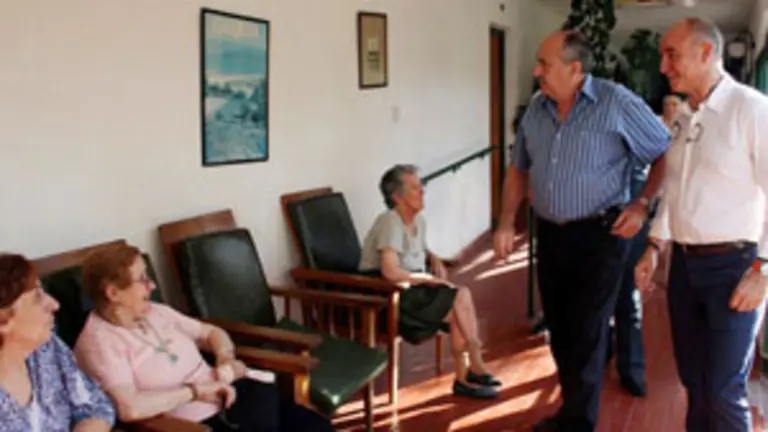  Santiago Camba, durante el recorrido al centro de mayores. 