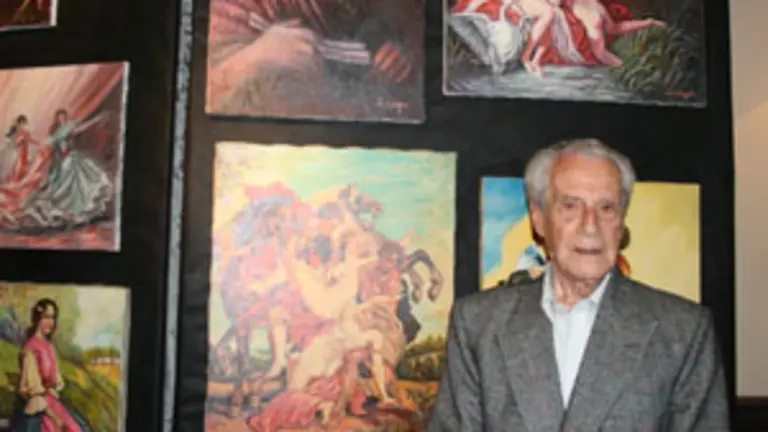  El artista, con parte de la obra que muestra la a colectividad espa&ntilde;ola en el Centro Gallego de la capital uruguaya.