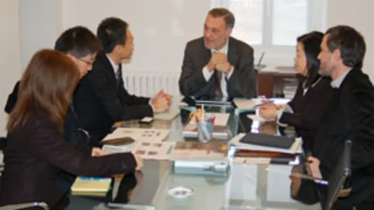  El conselleiro de Cultura, Roberto Varela &ndash;de frente&ndash;, con la delegaci&oacute;n institucional de la Prefectura de Wakayama.