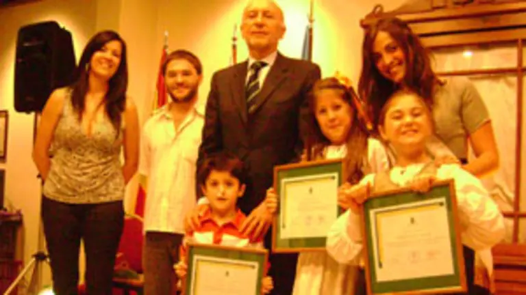 El c&oacute;nsul, Manuel Fair&eacute;n, junto a algunos de los ni&ntilde;os homenajeados con motivo del aniversario de la entidad.