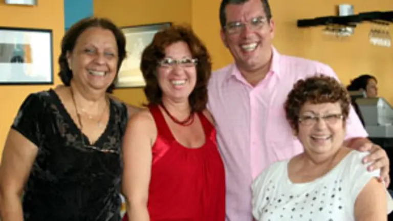  Regla Mart&iacute;nez &ndash;dcha.&ndash;, junto a algunos de sus invitados a la fiesta.