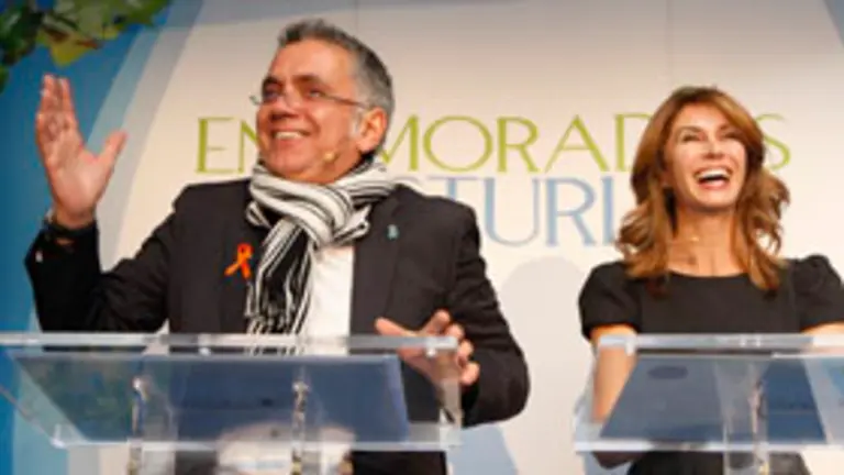  Los periodistas Juan Ram&oacute;n Lucas y Ana Garc&iacute;a Si&ntilde;eriz, durante la presentaci&oacute;n de la iniciativa &lsquo;Enamorados de Asturias&rsquo;.