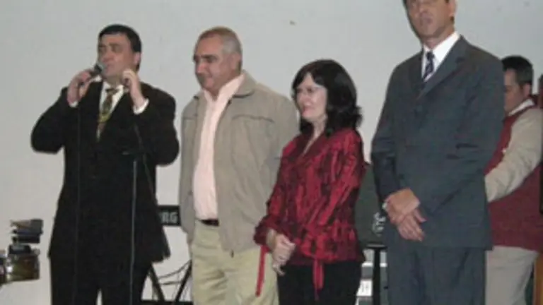  Carlos Domonte Font&aacute;n, presidente del Grupo Uni&oacute;n, se dirige a los asistentes a la celebraci&oacute;n, en compa&ntilde;&iacute;a de Vicente Mu&ntilde;Iz Mir&oacute;n, Ana L&oacute;pez de Arias y Manuel L&oacute;pez Cu&ntilde;arro, integrantes de la Coordinadora.