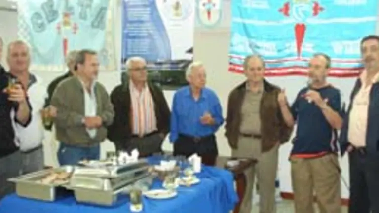  El presidente de la Pe&ntilde;a se dirige a todos los presentes, arropado por sus compa&ntilde;eros de Junta Directiva.