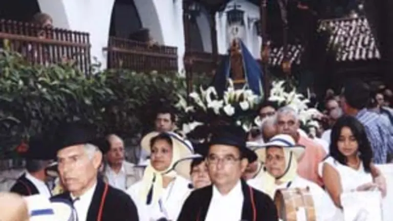  El Grupo Cantos y Danzas de La Gomera de la Fundación Garajonay, cargando la Virgen en procesión.