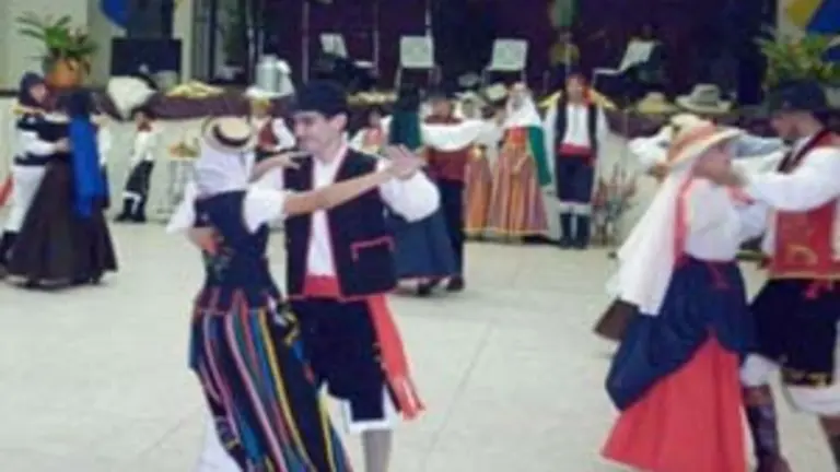  El Cuerpo de Baile Jardín Canario fusionado con el grupo infantil bailando una hermosa Malagueña dedicándola a todo el público presente.