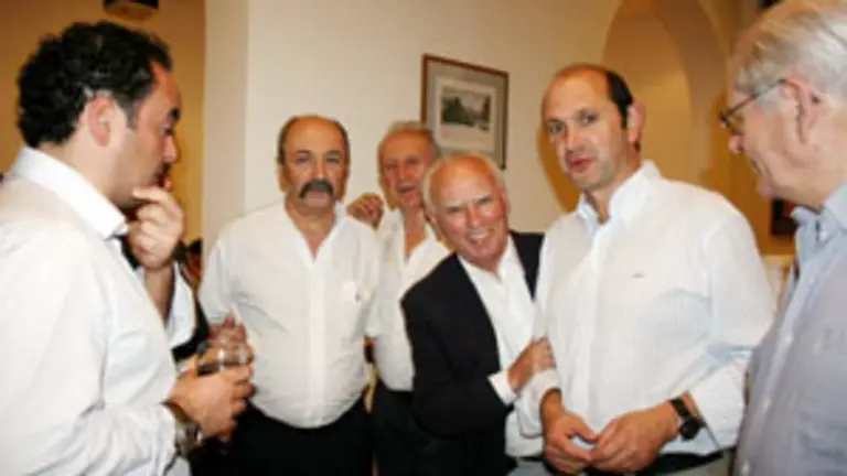  Rafael Louz&aacute;n &ndash;2&ordm; dcha.&ndash;, conversa con directivos del Hogar Ribadumia durante su estancia en Buenos Aires.