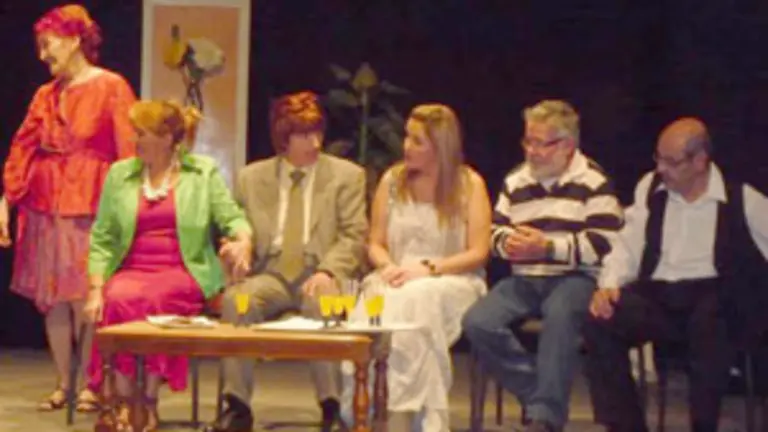  Os actores, nun momento da representaci&oacute;n teatral.