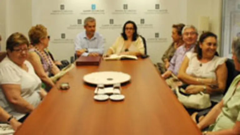  El delegado de la Xunta en Buenos Aires, junto a la alcaldesa y el resto de vecinos betanceiros.