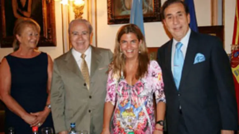 Victoria Cristóbal posa junto al presidente del Club Español, María del Carmen Cernadas y Francisco Puebla.