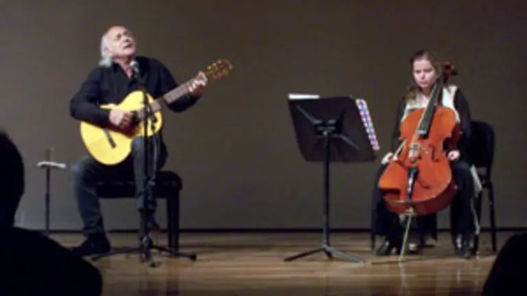  Amancio Prada se hizo acompañar de la violonchelista Sacha Crisan.