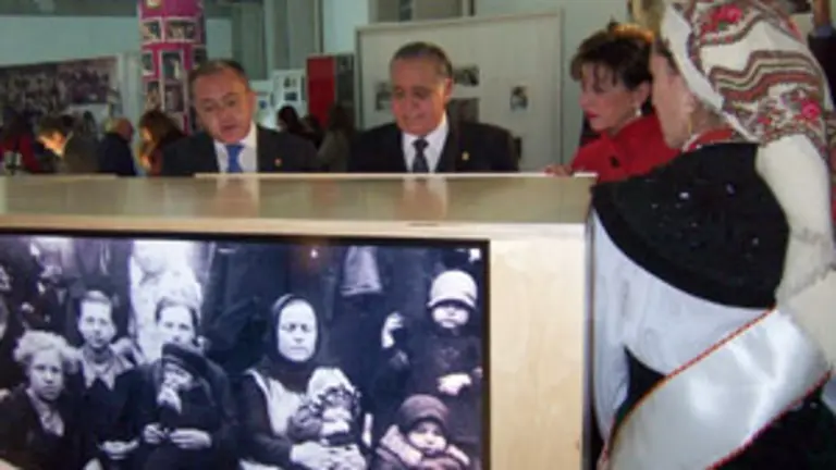  Félix Colsa recorrió la exposición. 