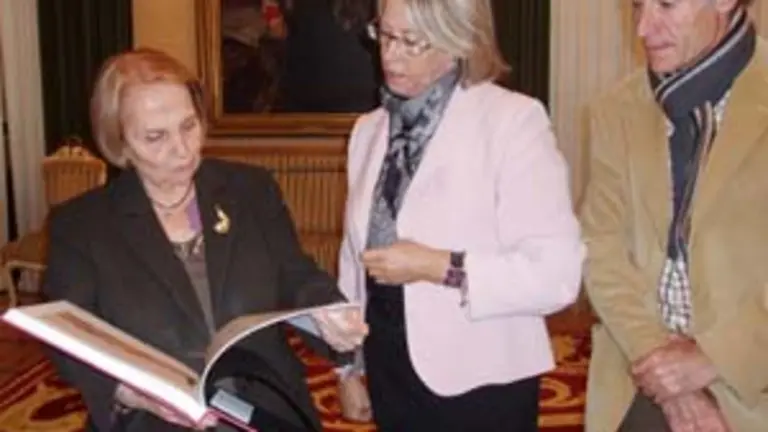  Paz Fernández Felgueroso, Isabel Jiménez y Juan Manuel Moreno.